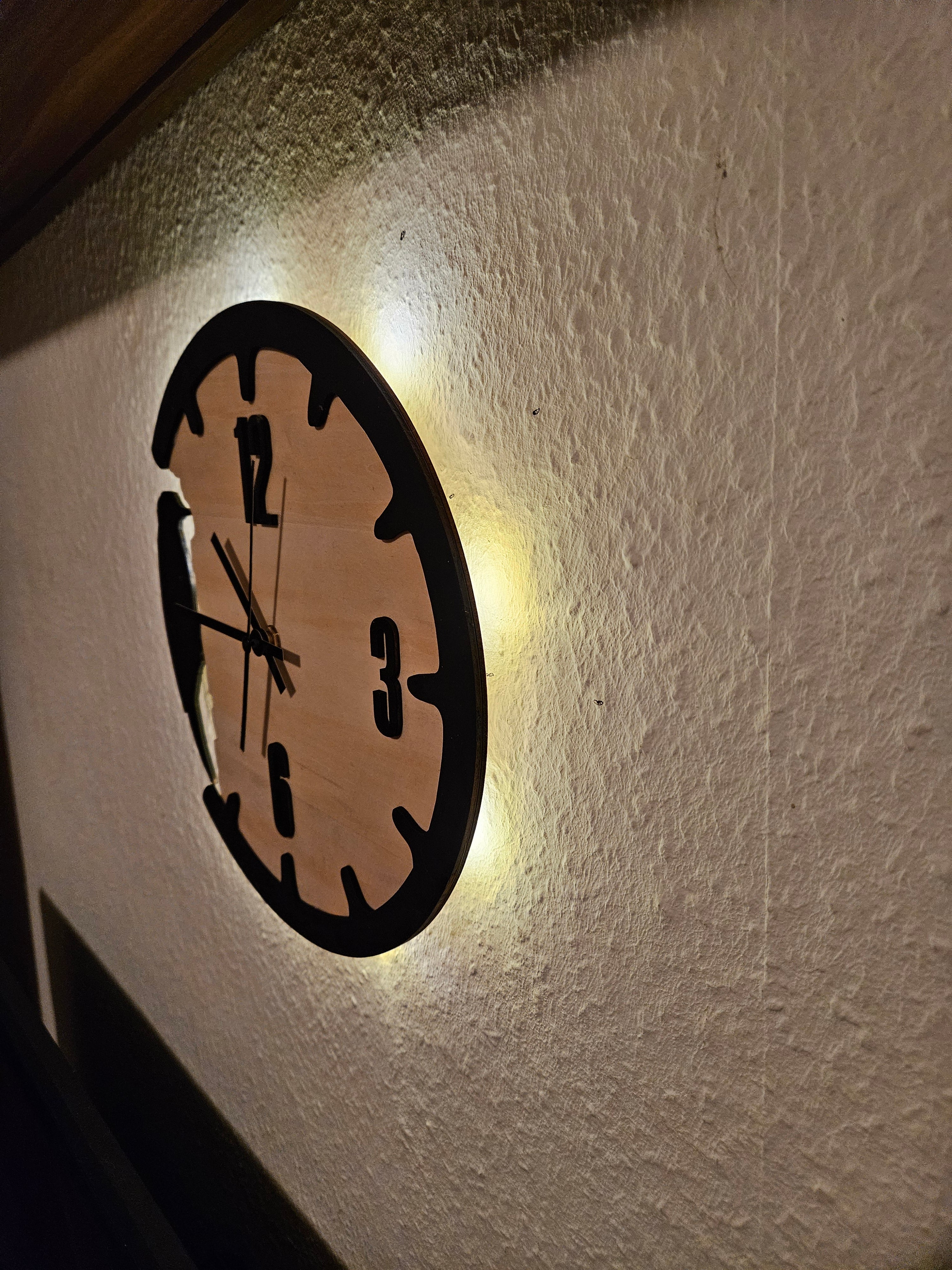 Wanduhr "Woodpecker" mit 3D Effekt und LED Hintergrundbeleuchtung