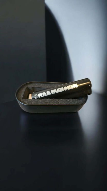 Rammstein Feuerzeug Clipper Jet-Flame Feuerzeug in eleganter Box auf schwarzem Hintergrund.