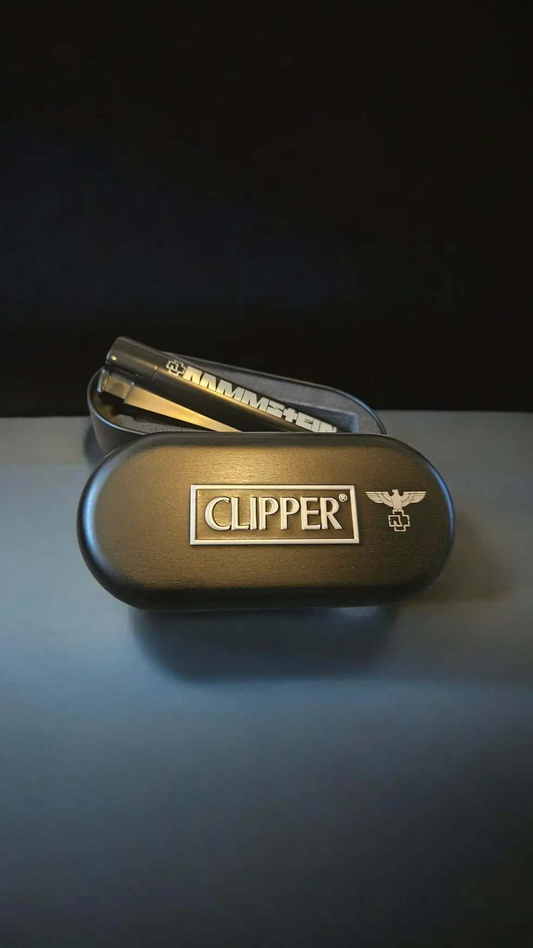Rammstein Feuerzeug Clipper Jet-Flame Feuerzeug in einer eleganten schwarzen Verpackung, ideal für Sammler.