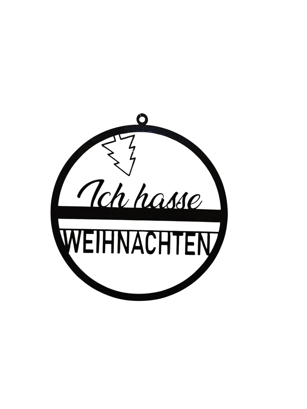 Eine kreisförmige Türdekoration, in der Mitte der Text "Ich hasse Weihnachten" in 2 verschiedenen Schriftarten, oben ist ein Weihnachtsbaum kopüber angebracht". Schwarz