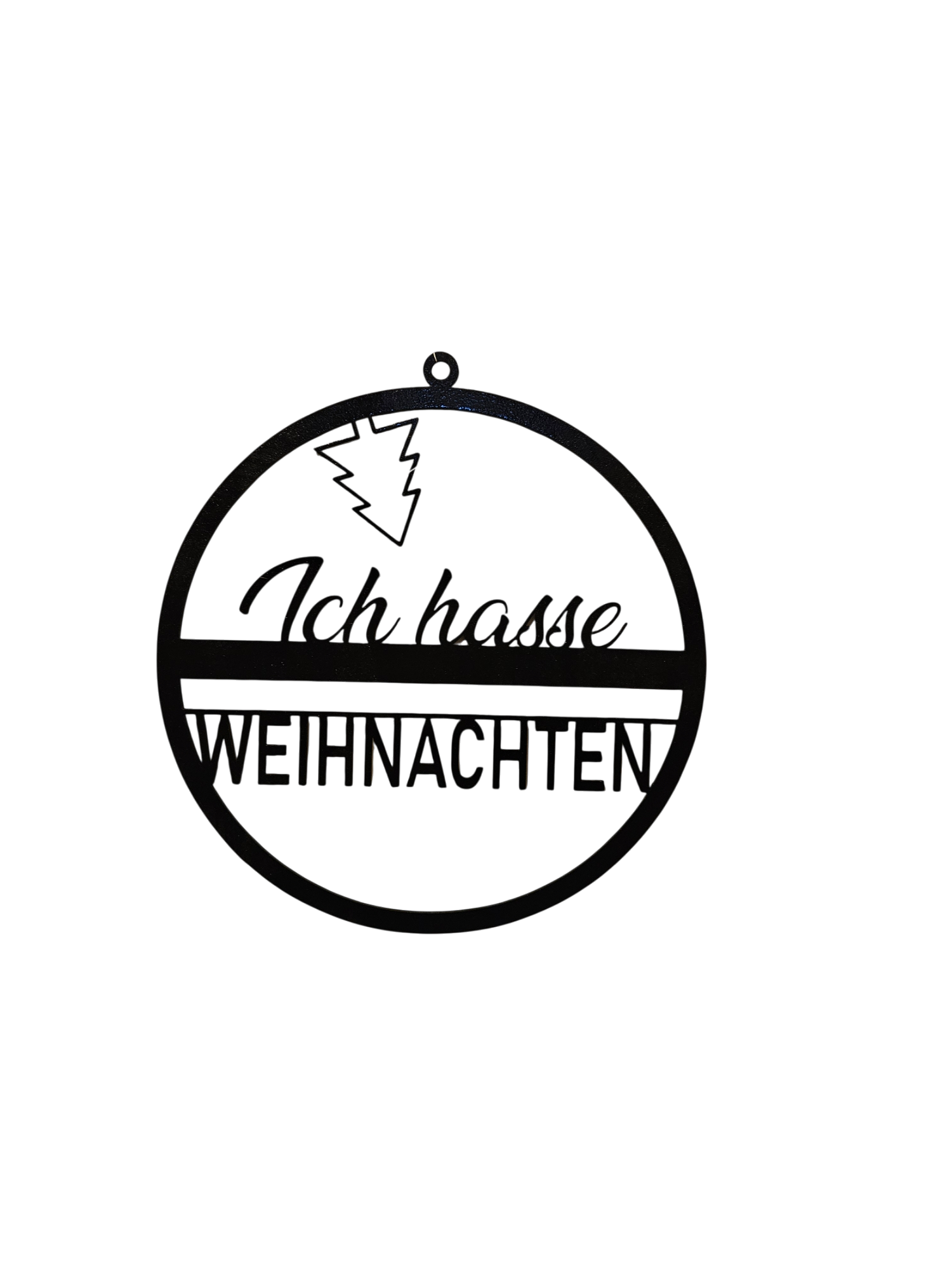 Eine kreisförmige Türdekoration, in der Mitte der Text "Ich hasse Weihnachten" in 2 verschiedenen Schriftarten, oben ist ein Weihnachtsbaum kopüber angebracht". Schwarz