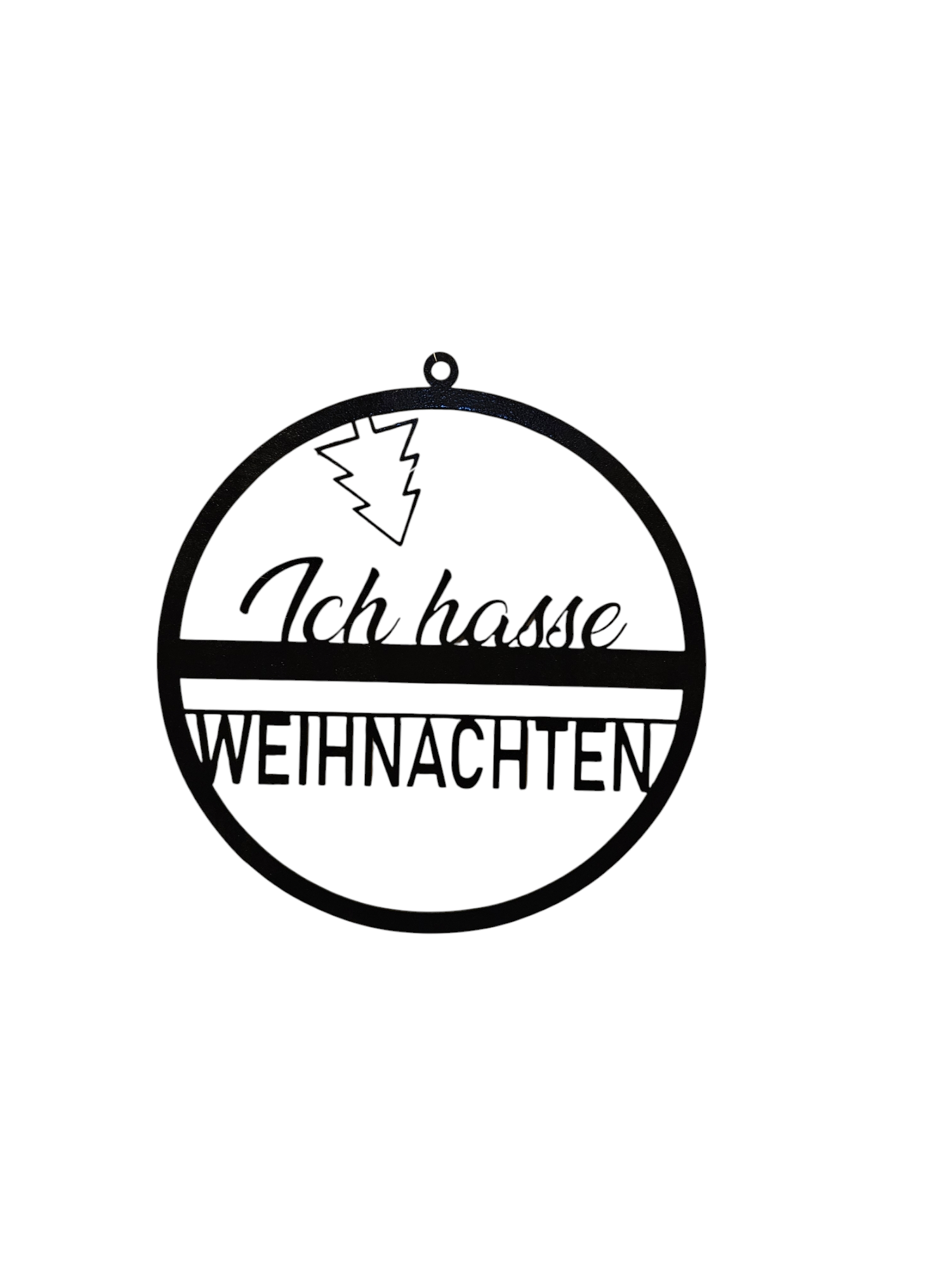 Eine kreisförmige Türdekoration, in der Mitte der Text "Ich hasse Weihnachten" in 2 verschiedenen Schriftarten, oben ist ein Weihnachtsbaum kopüber angebracht". Schwarz